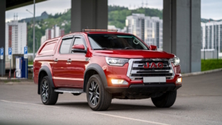 Грузоподъемность 900 кг и полный привод: в Россию вернулся рамный пикап JAC T8 Pro