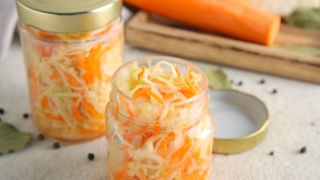 Простой и вкусный рецепт пикантной капусты в банке: засаливаю и уже на следующий день подаю на стол