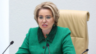 Лицензирование частных вузов следует приостановить, заявила Матвиенко