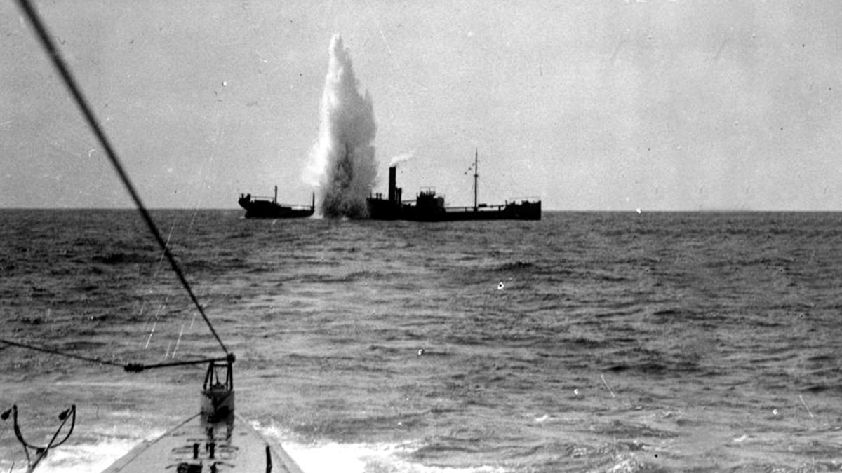 Немецкая подлодка торпедирует британское судно, 1917 г