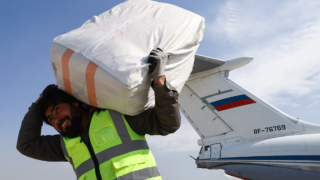 Россия продолжит гуманитарные поставки в Афганистан, заявил Лавров