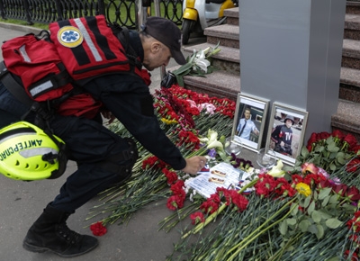 К зданию ВГТРК несут цветы в память о погибших журналистах