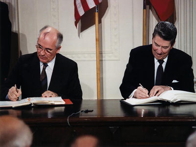 Генеральный секретарь ЦК КПСС Михаил Горбачев (слева) и Президент США Рональд Рейган